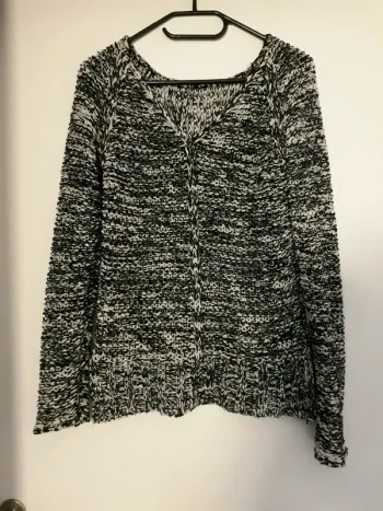 Pull noir et banc col V