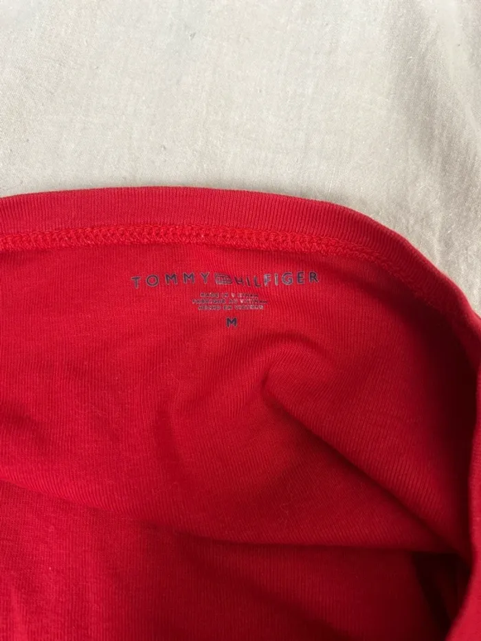T-shirt Tommy Hilfiger rouge femme taille M – très bon état col fendu - photo numéro 4