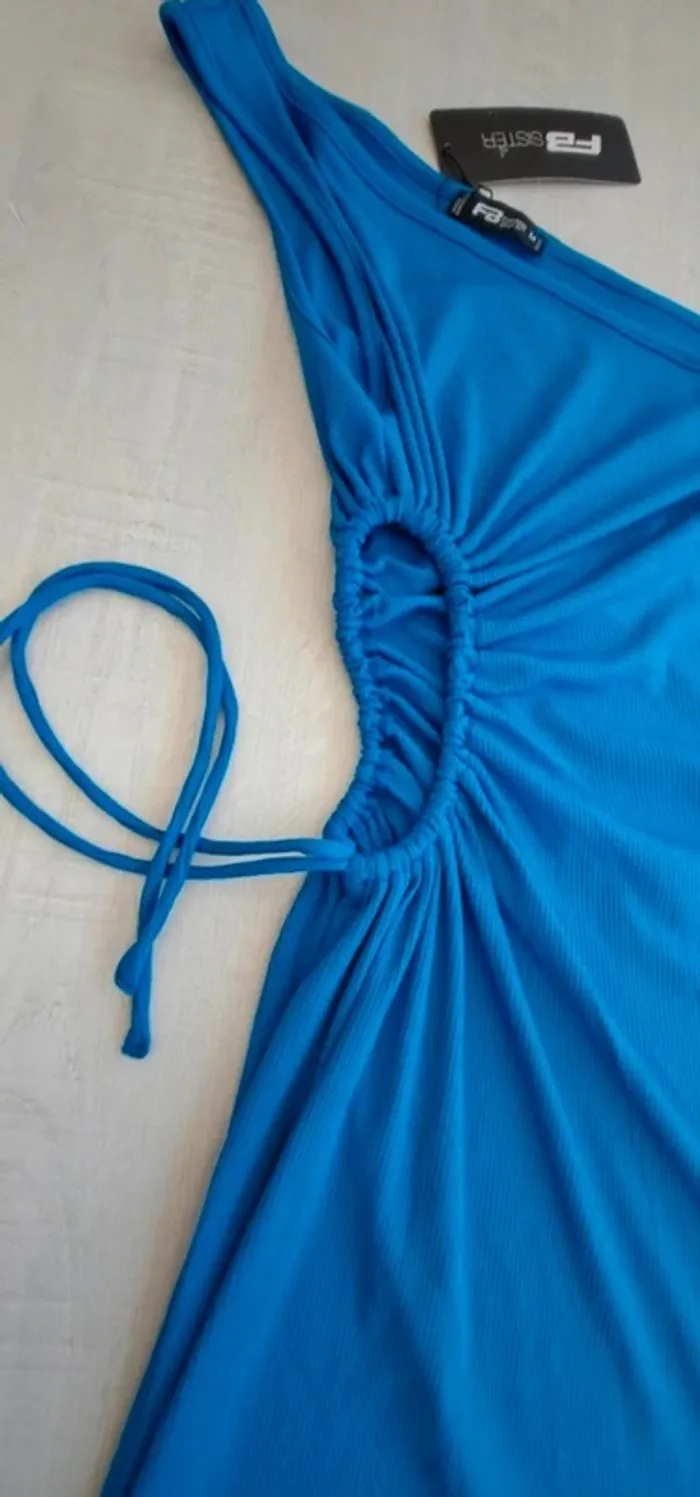 Robe bleue asymétrique - Neuve étiquette FB Sister - taille M - moulante - epaule dénudée - côtelée - photo numéro 3