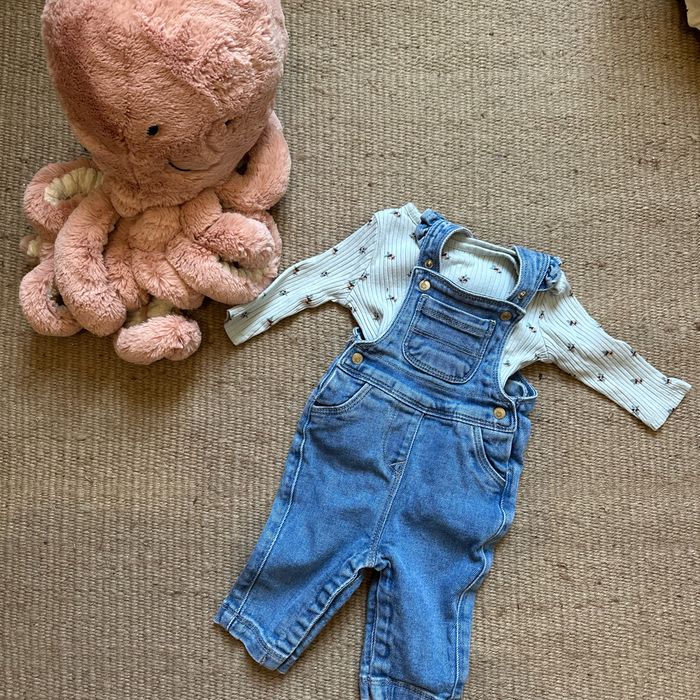 Ensemble body à fleurs et salopette en jean 3 mois