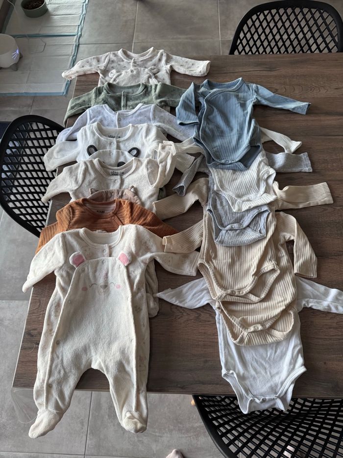 Lot pyjama et bodie 1 mois