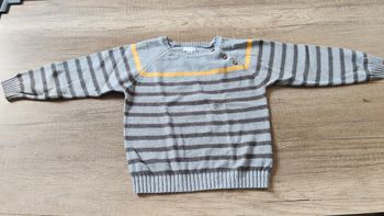 Pull avec boutons taille 36 mois