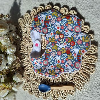 Bavoir forme fleur motifs lapins