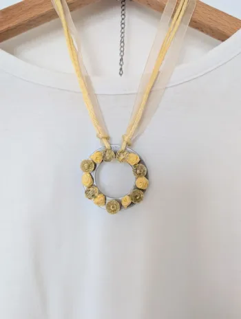 Collier jaune