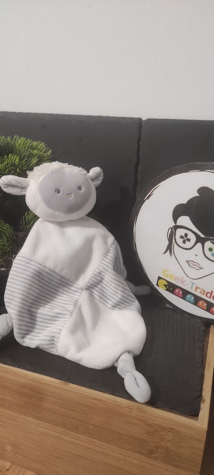 Doudou plat mouton blanc gris rayé tom & kiddy rayure losange grelot agneau