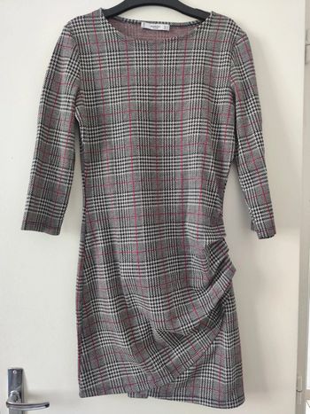 Robe courte et moulante gris/blanc/noir rectilignes taille 38 Mango