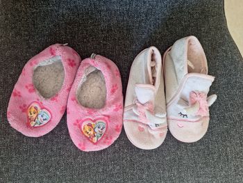 Lot 2 paires chaussons hiver fille / 24