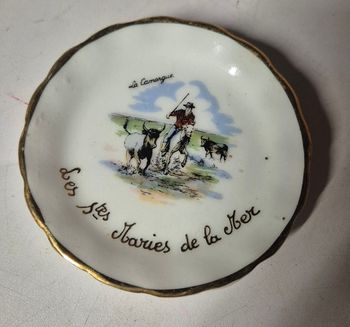 assiette souvenir camargue les stes maries de la mer