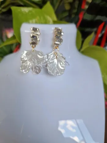 Boucles d'oreilles fantaisies dorées et pétales imitation nacre