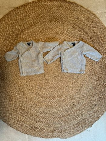 Gilets gris taille 1 mois porté 5 fois