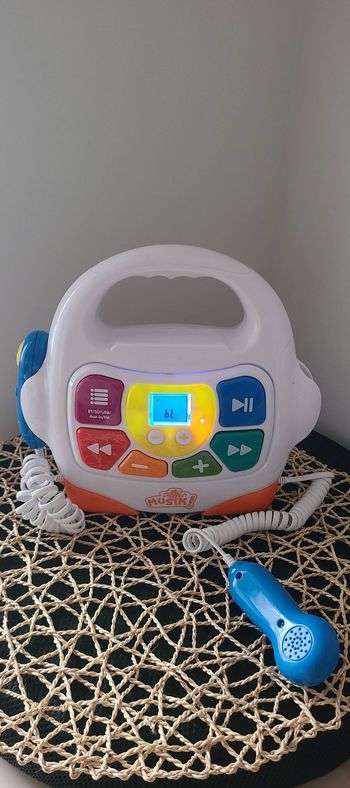 RADIO ET LECTEUR MUSICAL MUSIK  Un lecteur musical avec 2 micros intégrés pour chanter sur tes chans