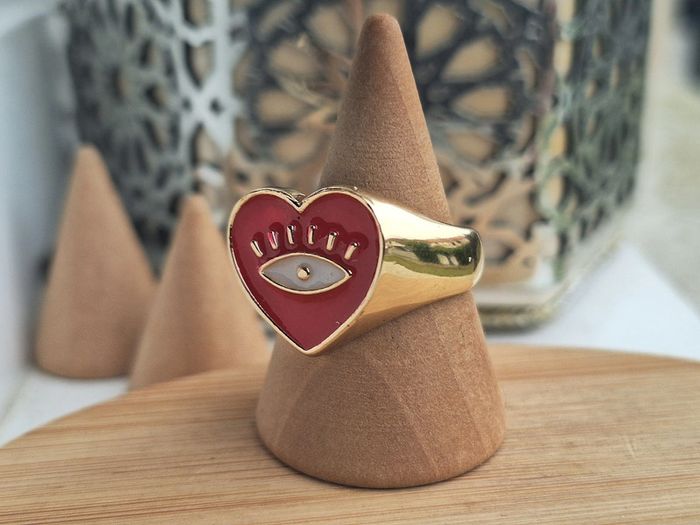 Bague chevalière créatrice dorée en forme de cœur Rouge laqué, orné d'un motif œil dorée - photo numéro 4