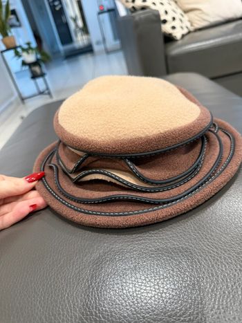 Chapeau femme, très original en cuir et polaire, couleur noire, marron et beige