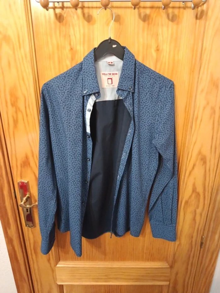 Camisa azul oscuro con estampado - photo numéro 2