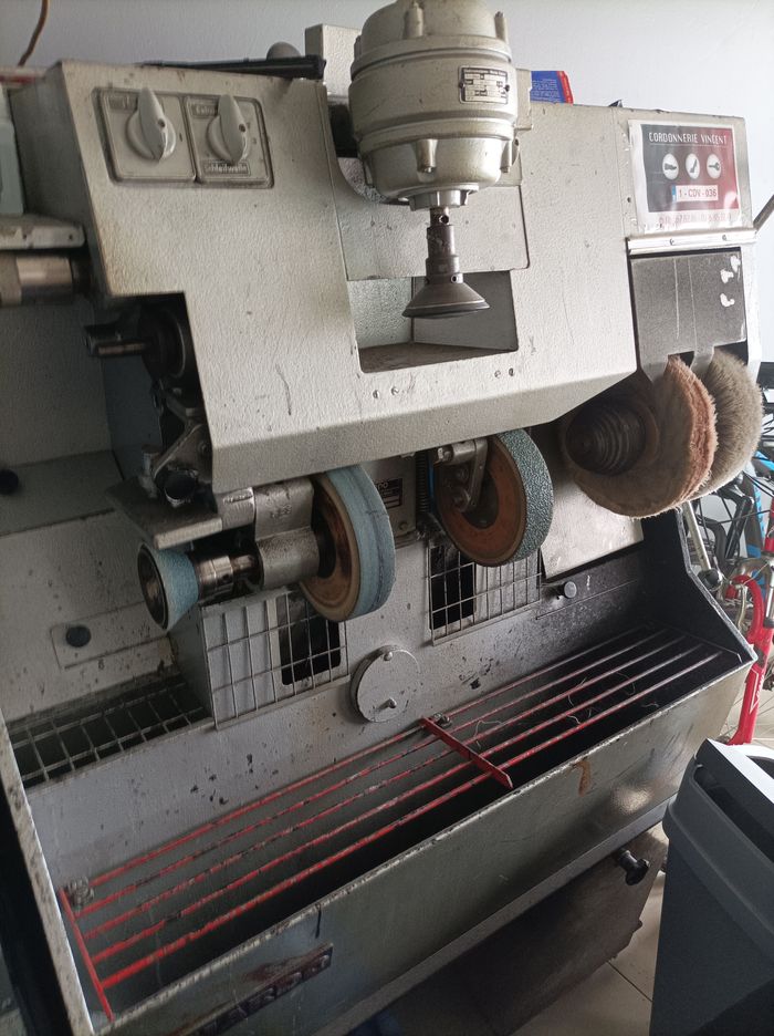Machine de cordonnier Achat occasion Outillage à main Très bon