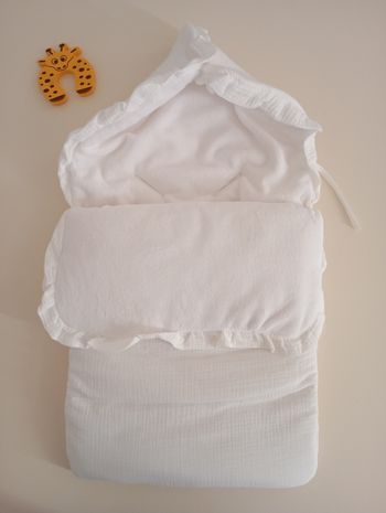 Nid d'ange bébé gaze de coton et polaire blanc 