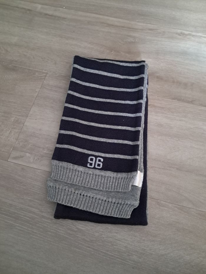 Echarpe déjà porte