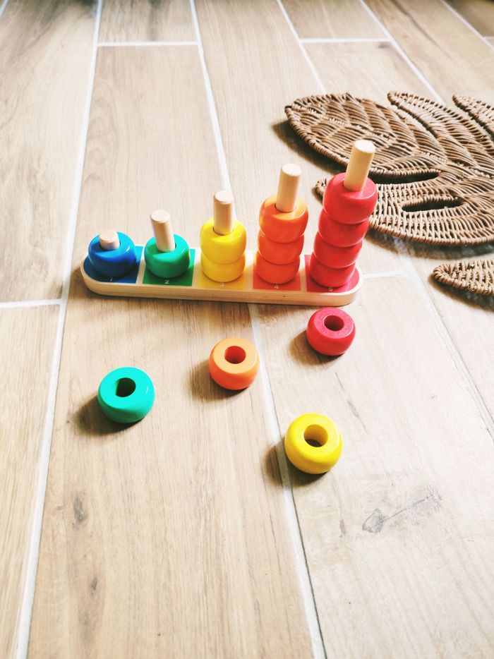 🔢Abaque anneaux multicolores à empiler sur socle numérotés en bois marque Oxybul