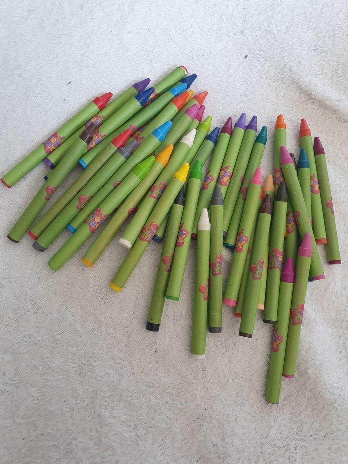 Ensemble de 40 crayons gras environ