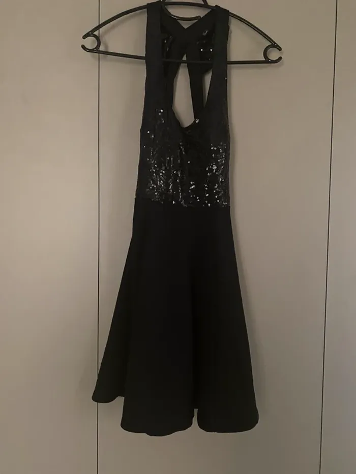 Petite robe noire de fête à sequins