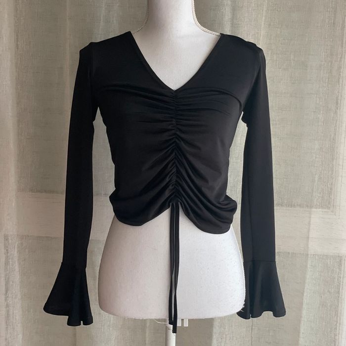 T-shirt noirs avec poignets volantes