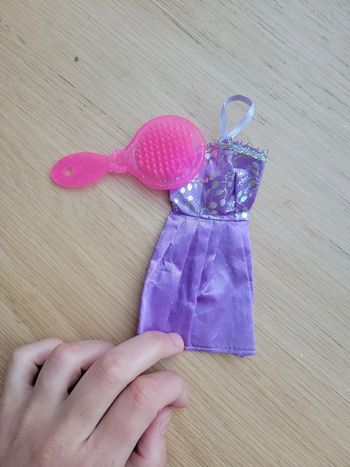 Lot accessoires pour poupée de type barbie robe et brossé rose cœur