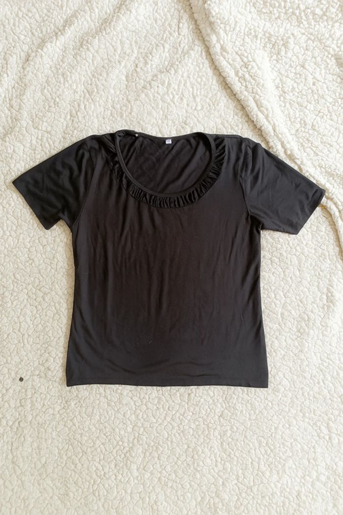T-shirt noir à col froncé mignon – basique avec détail élégant