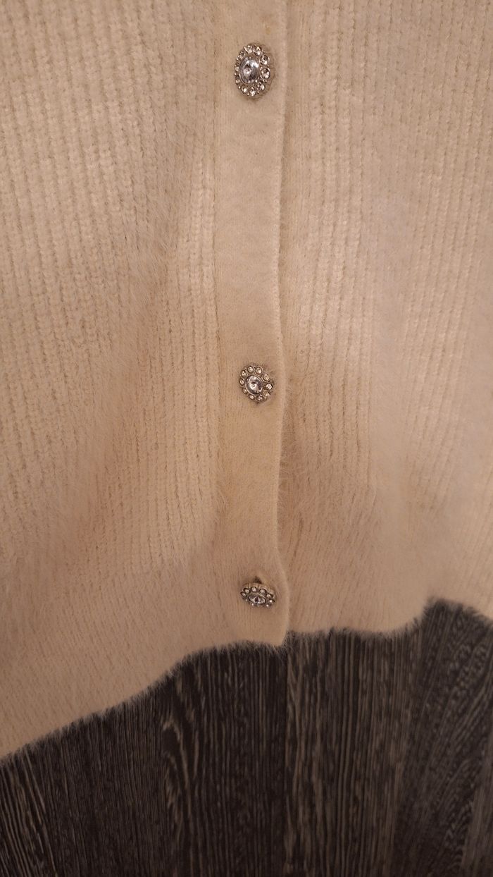 Gilet en mailles duveteuse écru à boutons strass - photo numéro 3