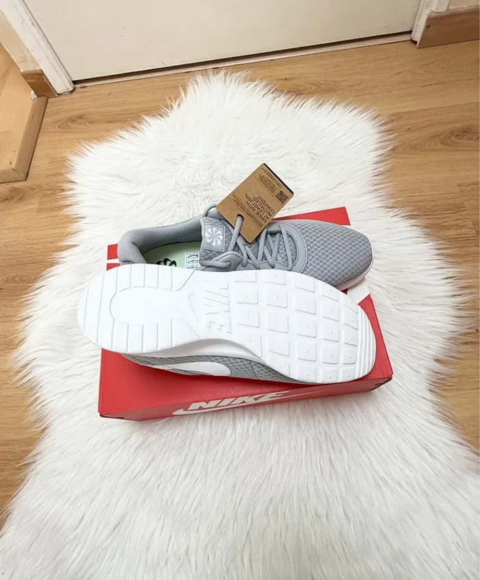 Nike Tanjun – Taille 44.5 – gris/blanc – Neuf avec étiquette - photo numéro 7