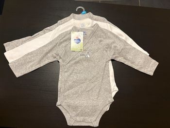 Lot de 3 bodies « hello » Manches longues Mots d’enfants Taille 6 mois.