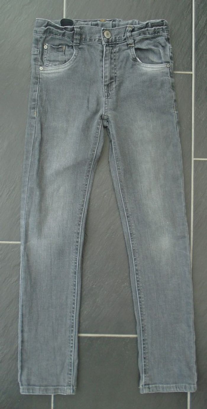 Joli jean gris foncé garçon 9 ans (134 cm)
