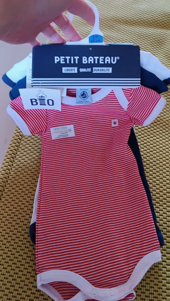 Petit Bateau. Lot de 3 Bodies manches courtes. 100% Coton Bio. Taille 3 mois 60 cm