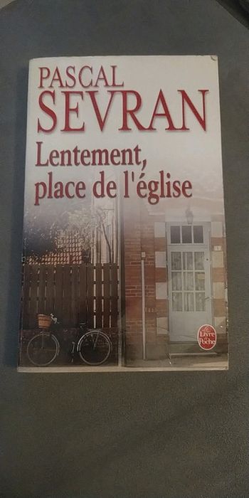 Lentement, place de l'église