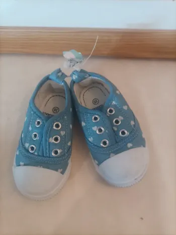 Chaussures en toile bleu avec coeurs blancs Vertbaudet neuves fille pointure 20