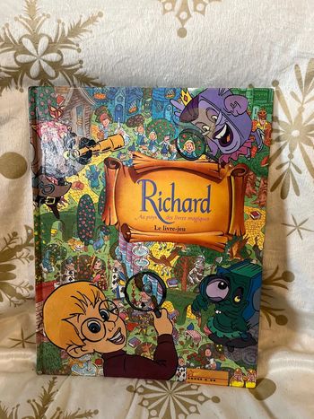 Cherche et trouve Richard au pays des livres magiques