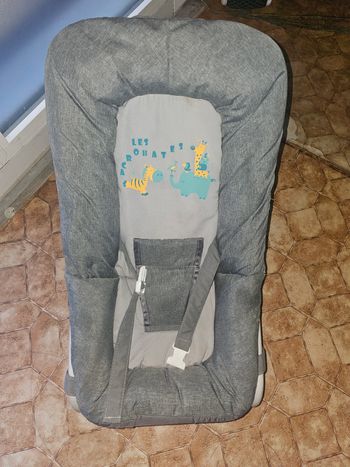 Transat bébé très pratique avec attache comme neuf
