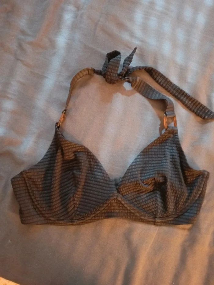 2 maillots et 1 soutien gorge