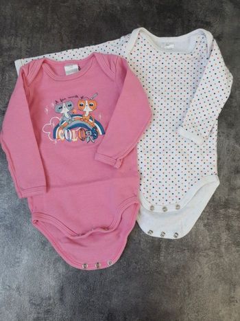 Lot 2 bodies manches longues filles 9 mois très bon état