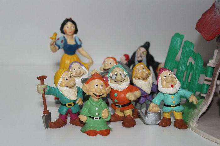 Lot Figurines  + Maison Blanche neige - Disney - photo numéro 2