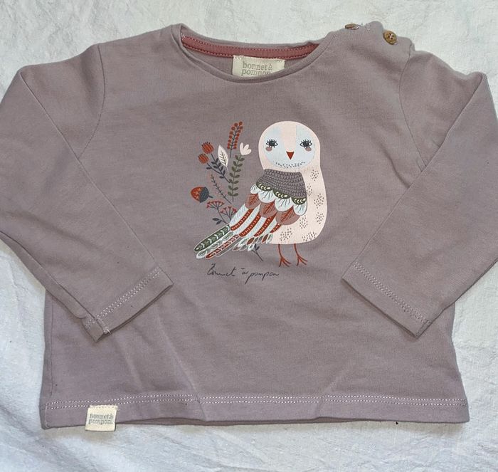 tshirt Bonnet à Pompon assez épais 18 mois petite trace bas de la manche valeur 36 euros