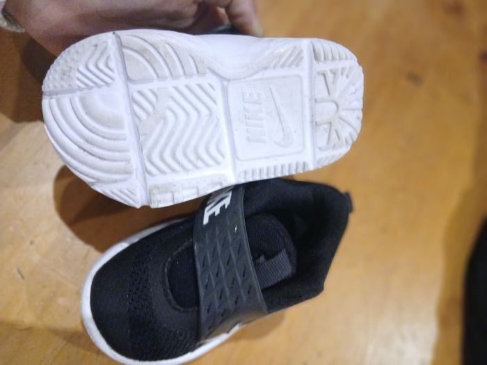 Chaussure Nike bebe taille 21 - photo numéro 2
