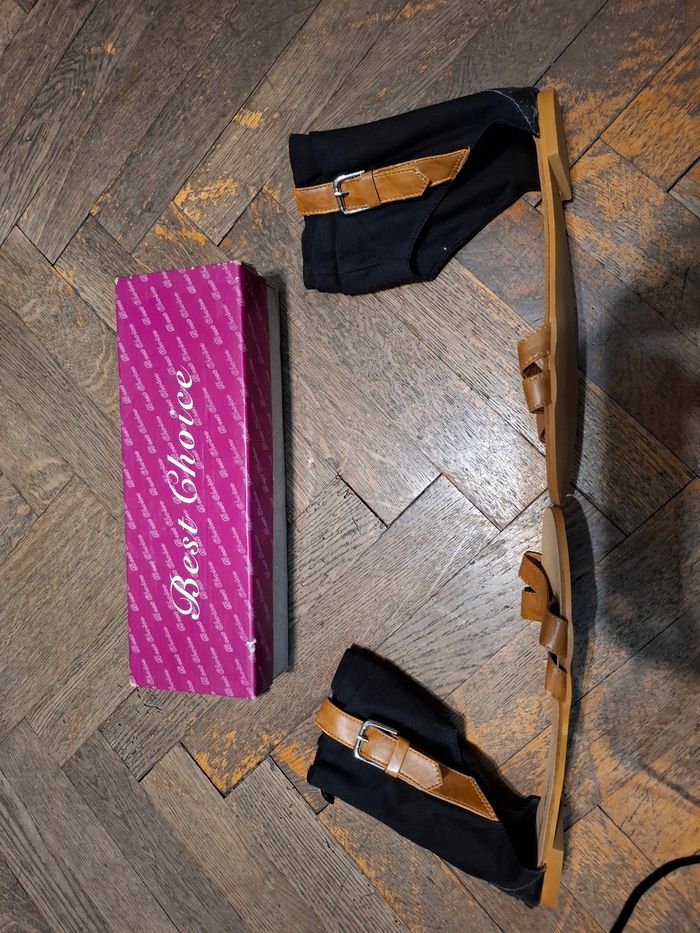 Paire de chaussure sandales 38 romaines chaussette bohème