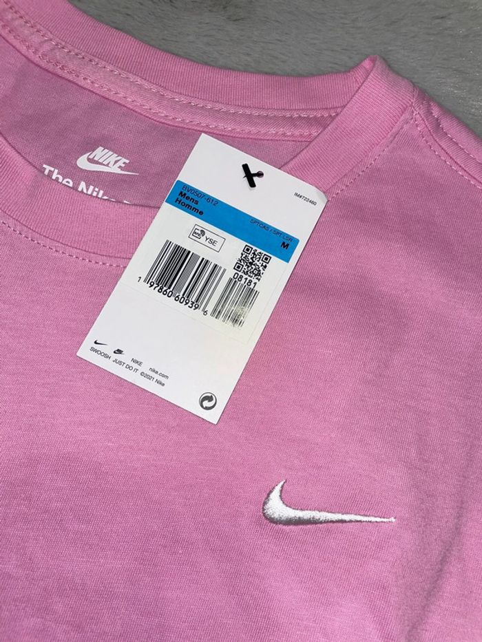 T-shirt Nike rose logo brodé blanc 🩷 Taille M - photo numéro 2
