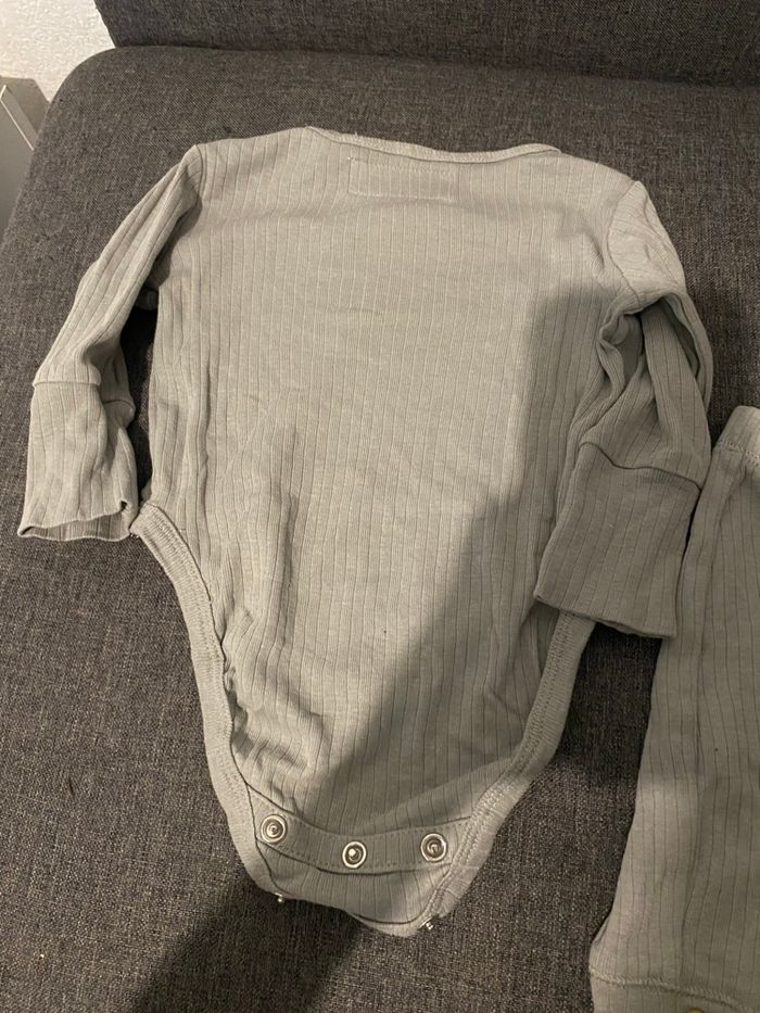 Lot bodies et pantalon - photo numéro 5