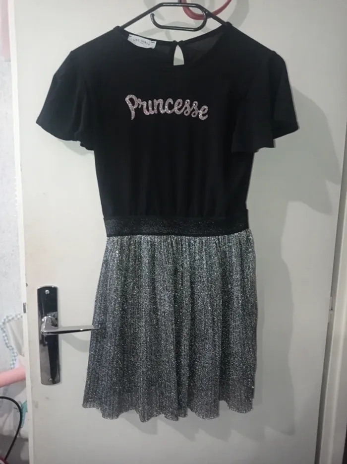 Robe a manche courte noir a paillettes argentées
