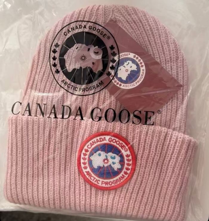 Bonnet Canada goose rose