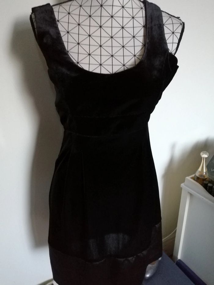 Petite robe noire. Effet velours et satin - photo numéro 6