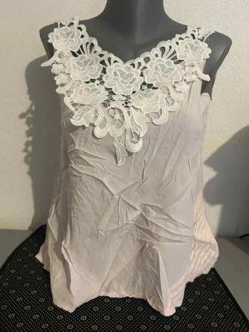 T-shirt rose léger avec effet dentelle, taille 38.