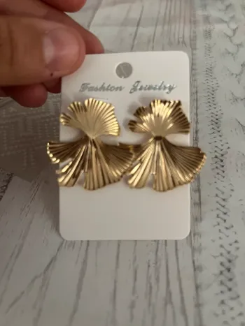 Boucles d’oreilles dorées éventail – Élégantes et tendance