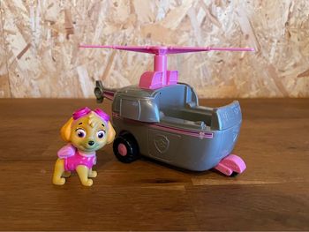 Stella et son hélicoptère de la Pat Patrouille